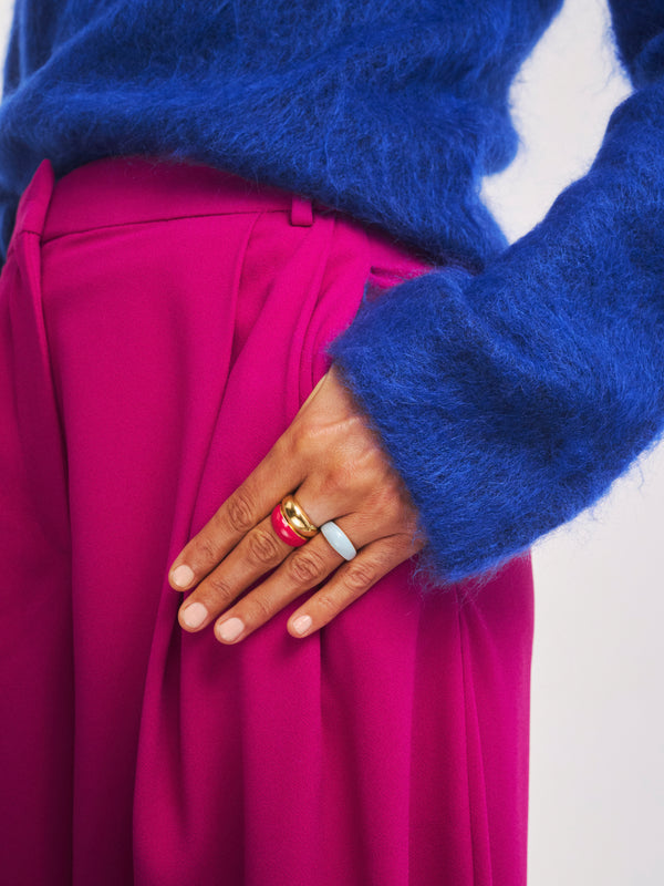 Mały pozłacany pierścionek z różową emalią Viva Mini Berries w secie z delikatnym pozłacanym pierścionkiem i z jasnej żywicy