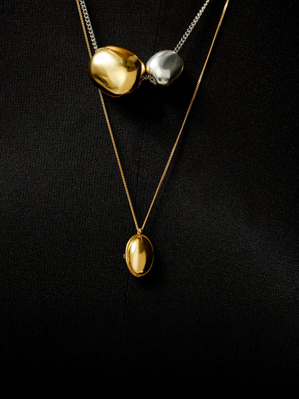 Pozłacany medalion z owalną zawieszką na zdjęcie