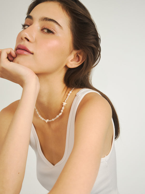 Koralikowy naszyjnik Berries z elementami z żywicy