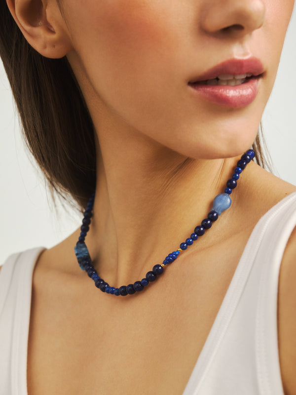 Naszyjnik z niebieskich odcieniach z dodatkami z żywicy