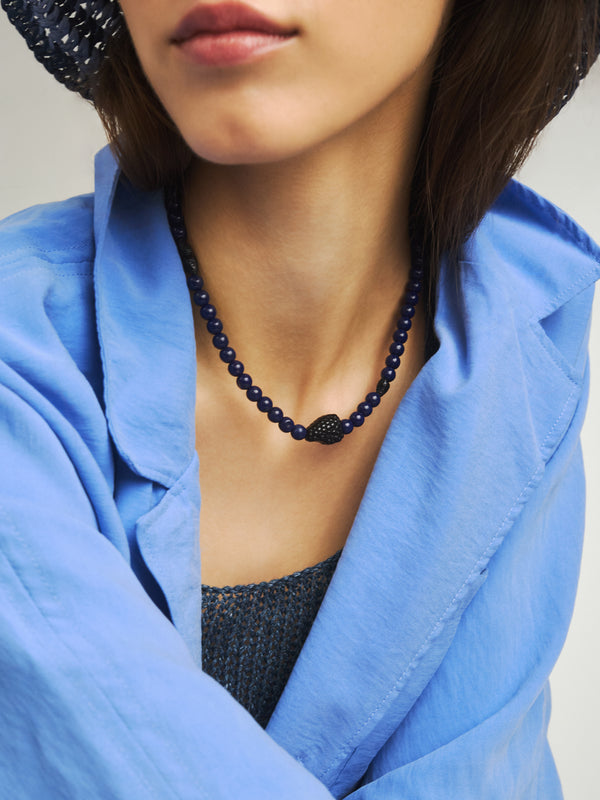 Naszyjnik z jeżynami w zestawieniu z outfitem koloru niebieskiego