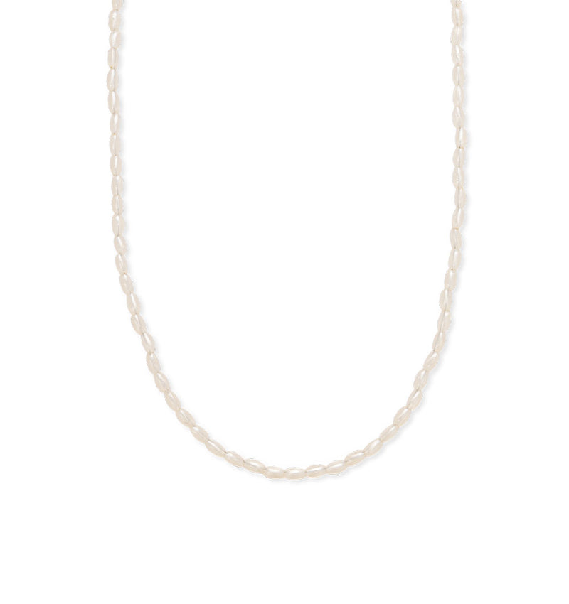 Collier de petites perles blanches