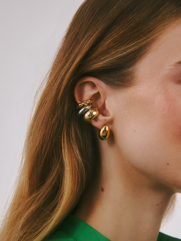 Stylizacja z kilkoma nausznicami i kolczykami - łączenie złota ze srebrem