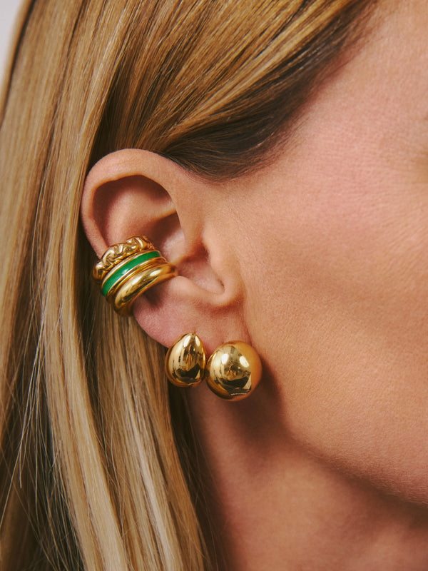 Stylizacja z trzema pozłacanymi nausznicami i złotymi kolczykami