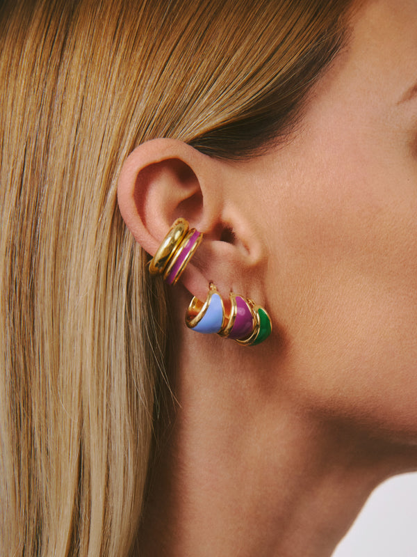 Stylizacja z kolorowymi kolczykami z emalią - nausznice w połączeniu z kolczykami