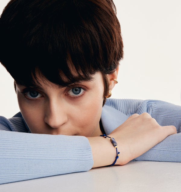 Delikatna bransoletka na sznurku z jaspisem - niebieski sznurek na nadgarstku