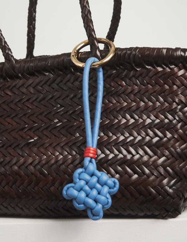 Pleciony brelok ze skóry naturalnej w kształcie kostki w granatowym odcieniu