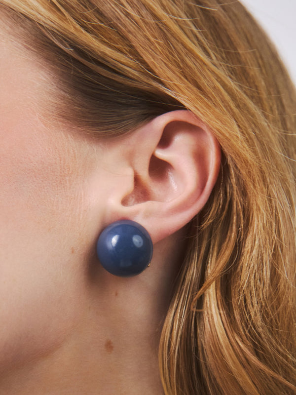 Kolczyki zapinane na sztyft, w niebiesko-szarym odcieniu