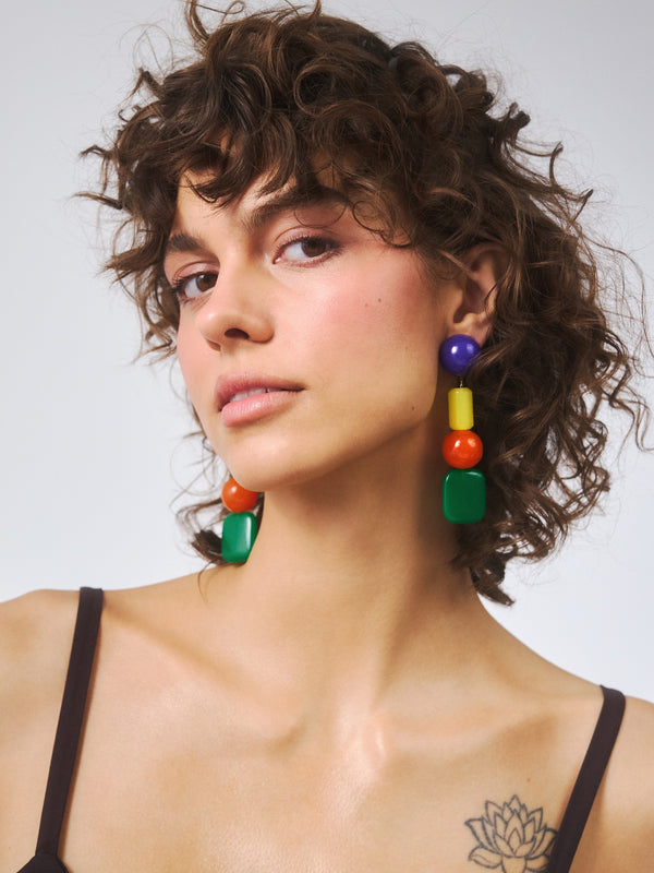Długie kolczyki w intensywnych kolorach - fioletowym, żółtym, czerwonym i zielonym