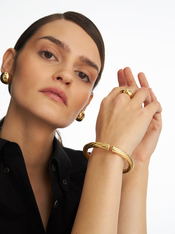 Sztywna pozłacana bransoletka dmuchana ze żłobieniem IVY w kompozycji z kolczykami i pierścionkiem dmuchanym