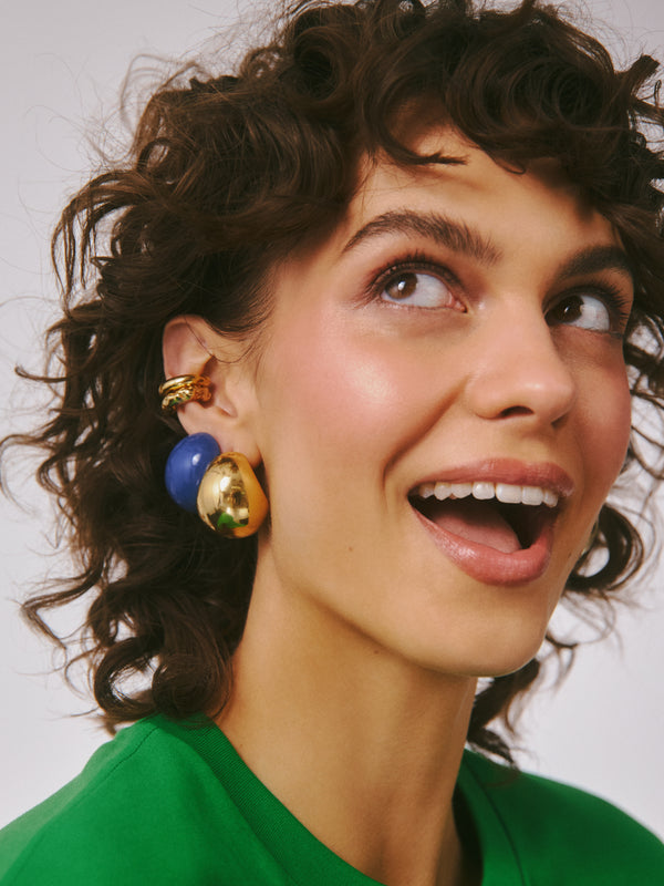 Stylizacja kolczyków XL i pozłacanej nausznicy