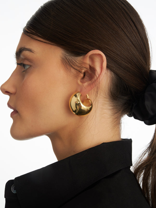 Duże pozłacane kolczyki w formie półotwartej kuli