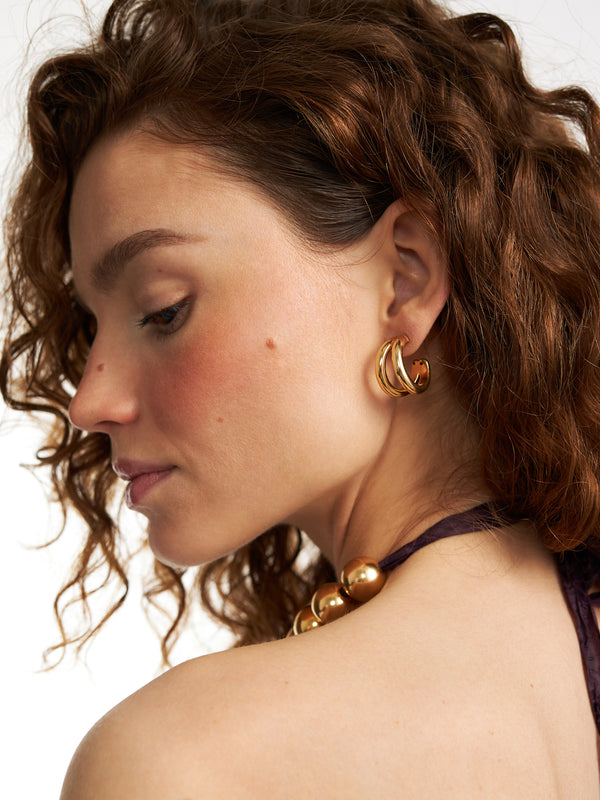 Pozłacane kolczyki podwójne koła Double Loops - stylizacja z naszyjnikiem na wstążce