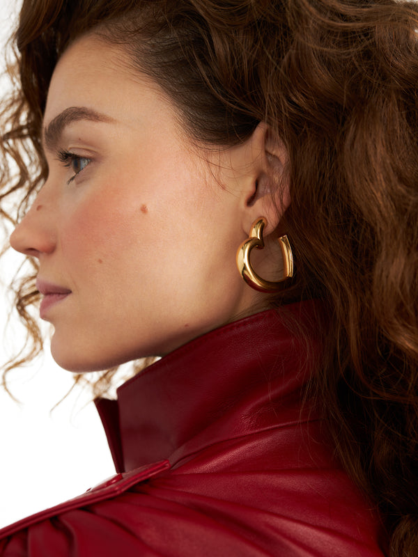 Damskie pozłacane kolczyki serca HEART MINI noszone jako statement piece