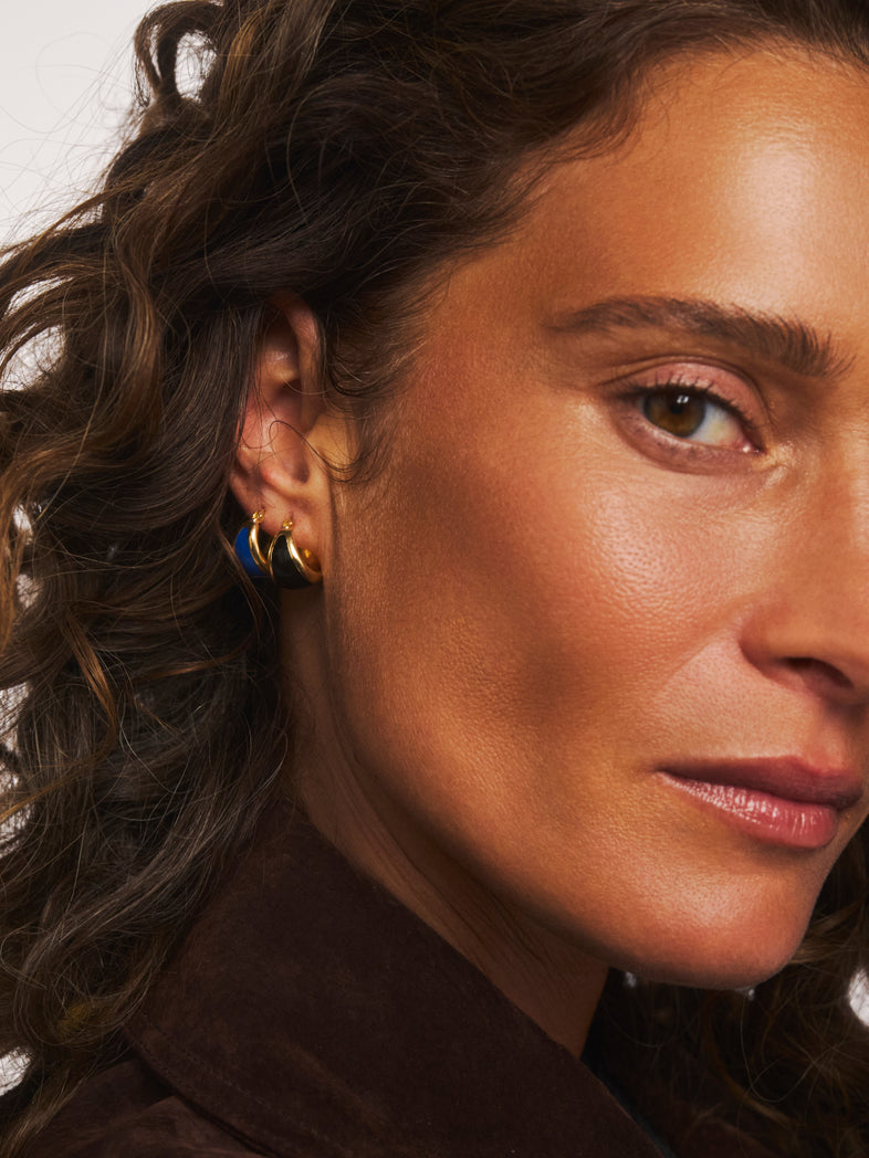  Małe pozłacane owalne kolczyki z granatową i czarną emalią 