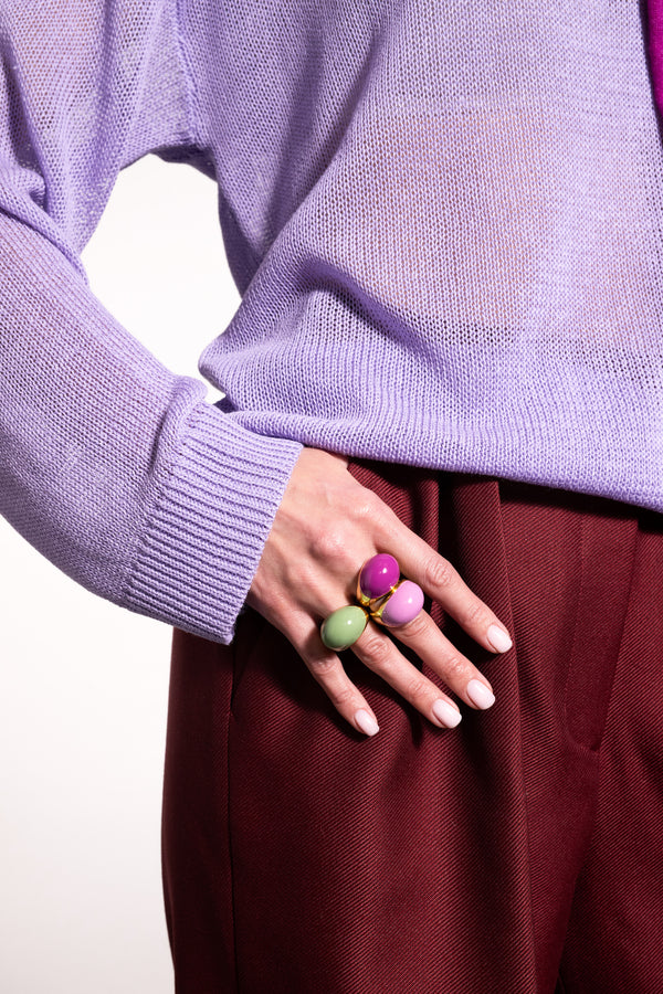 Stylizacja z trzema wielkimi emaliowanymi pierścionkami 