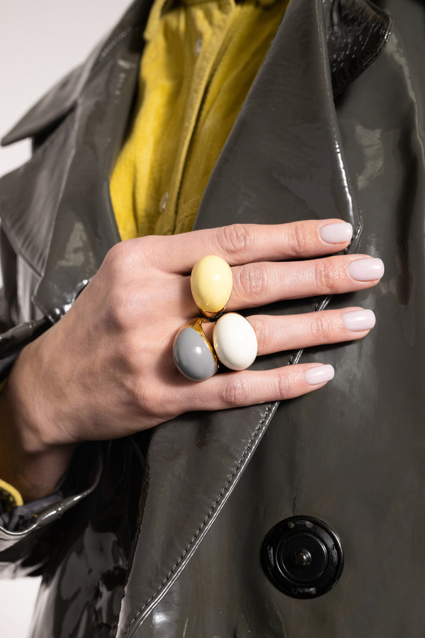 Stylizacja z trzema dużymi emaliowanymi pierścionkami