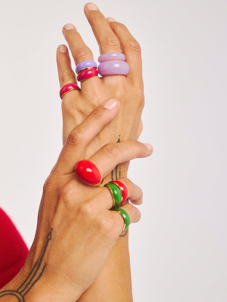  Zestaw kolorowych pierścionków z żywicy i pozłacanych z emalią w różnych rozmiarach w kolekcji Berries 