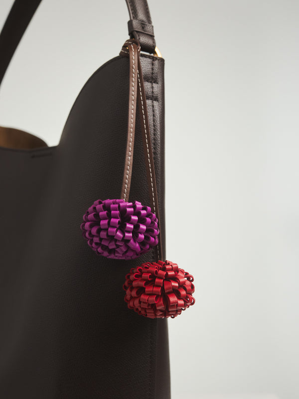 Skórzany brelok do torebki z pomponami w kolorze wiśniowym i fioletowym - zestaw z brązową torebką