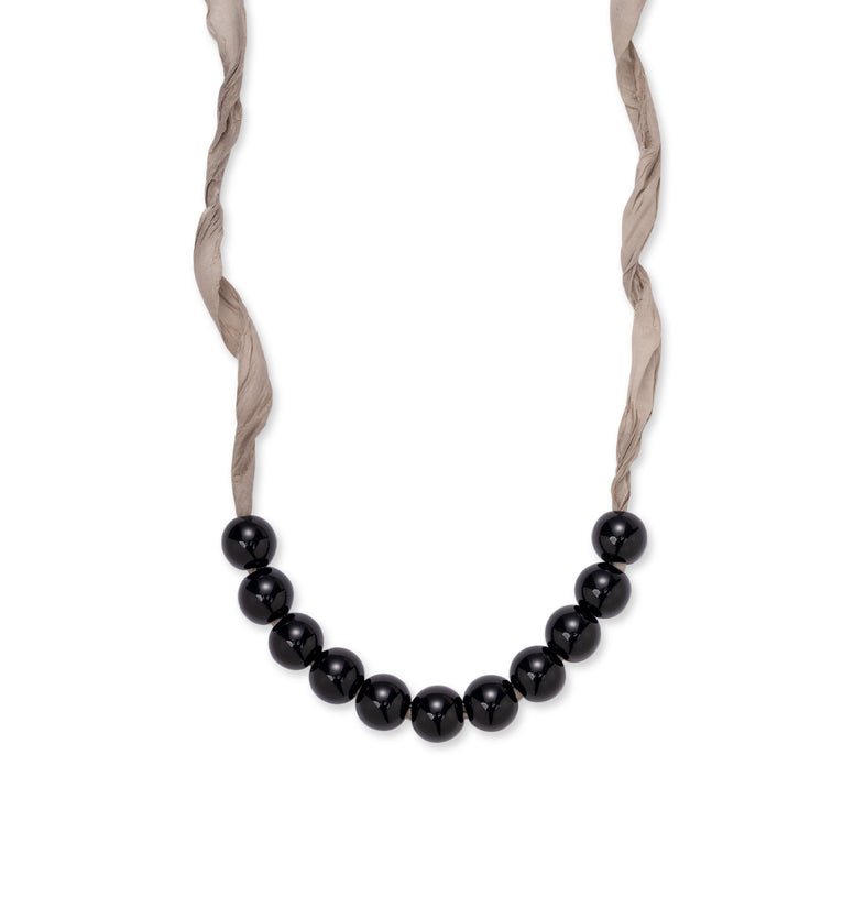  Perles de résine noires sur un ruban beige 