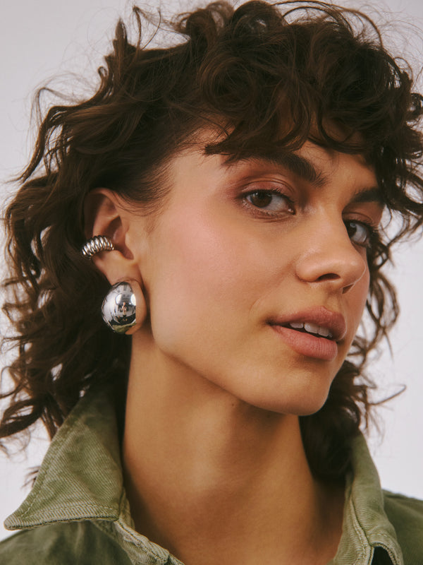 Stylizacja z kolczyków XL i srebrnej nausznicy