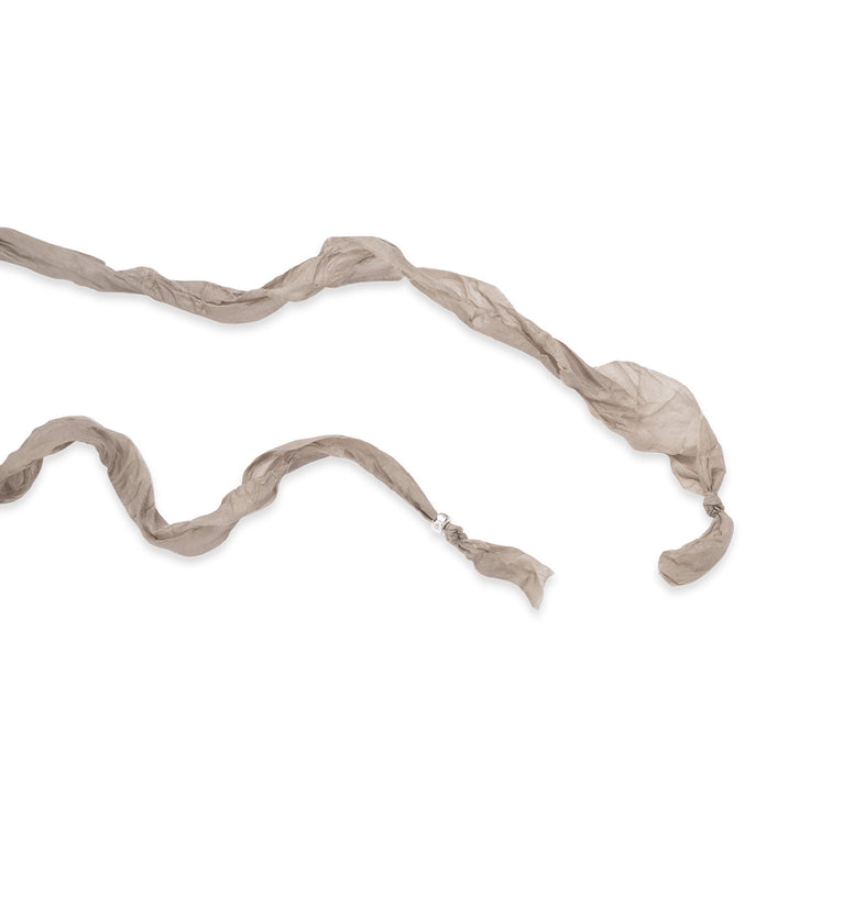  Srebrne korale z żywicy na beżowej wstążce Splash Bubbles | Berries - widok na zakończenie wstążki 