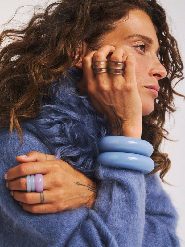 Otwarta szeroka bransoletka bangle z błękitnej żywicy Bangle Loop w secie z pierścionkami z żywicy w kolekcji Berries