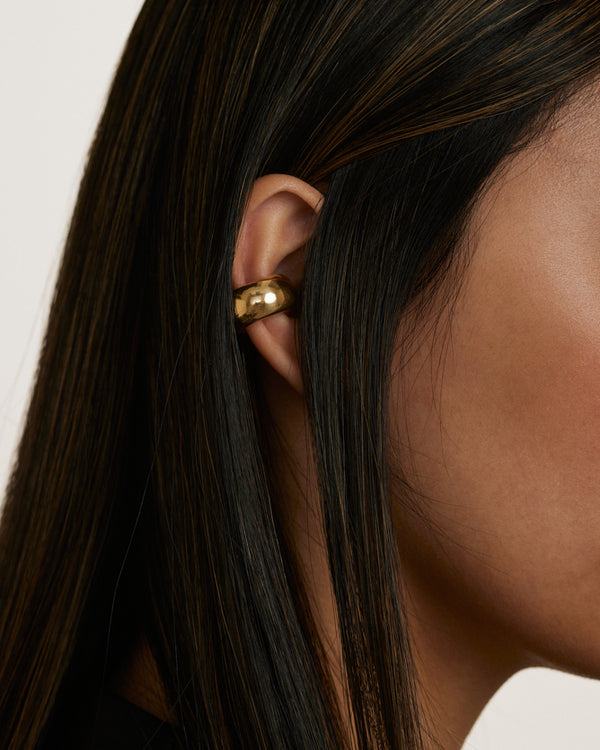 Szeroka pozłacana nausznica Ring noszona na środku ucha