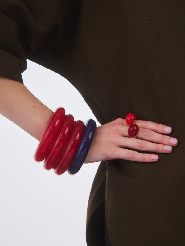 Zestawienie ciemnych szerokich bransolet z emaliowanymi, pozłacanymi pierścionkami Viva