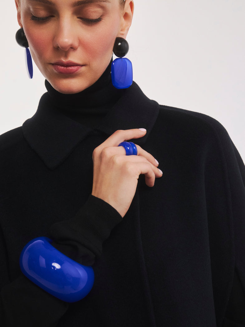  Czarne i kobaltowe dodatki biżuterii z żywicy w kolekcji Splash od Berries - kolczyki, pierścionki i duża bransoleta 