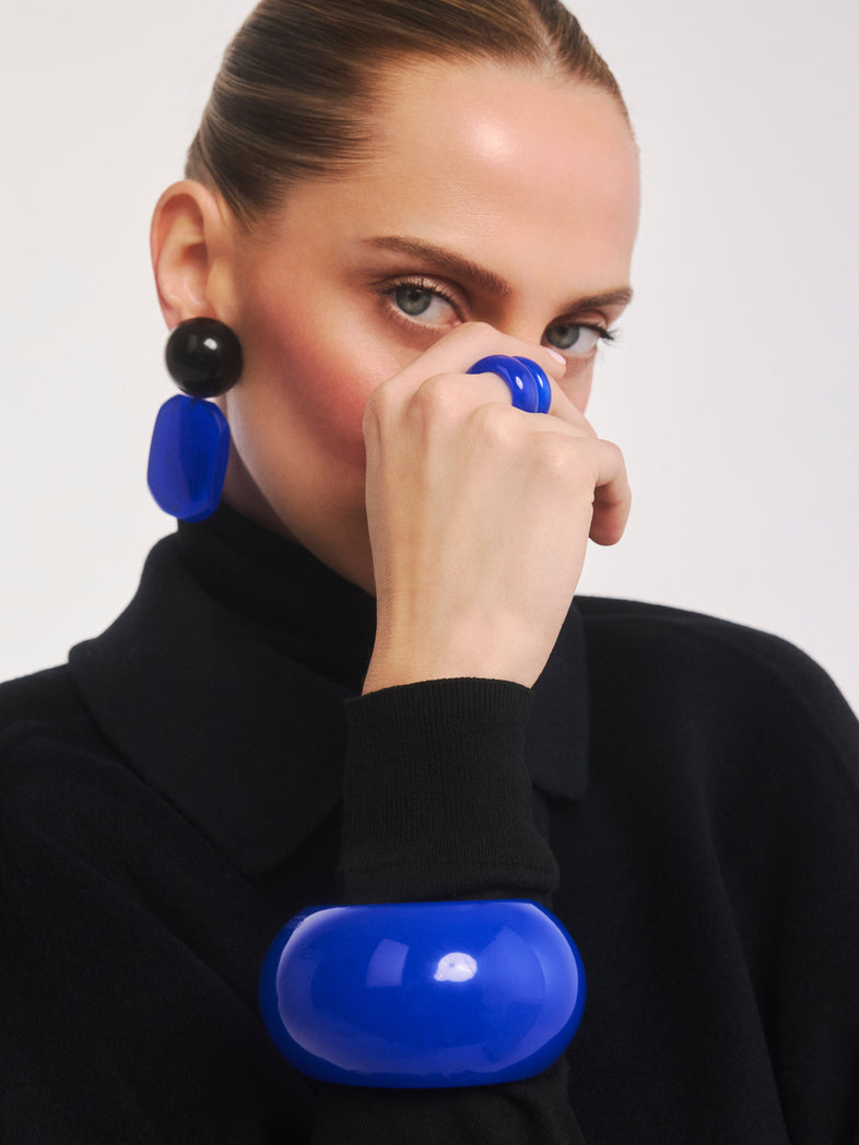  Czarne i kobaltowe dodatki biżuterii z żywicy w kolekcji Splash od Berries 