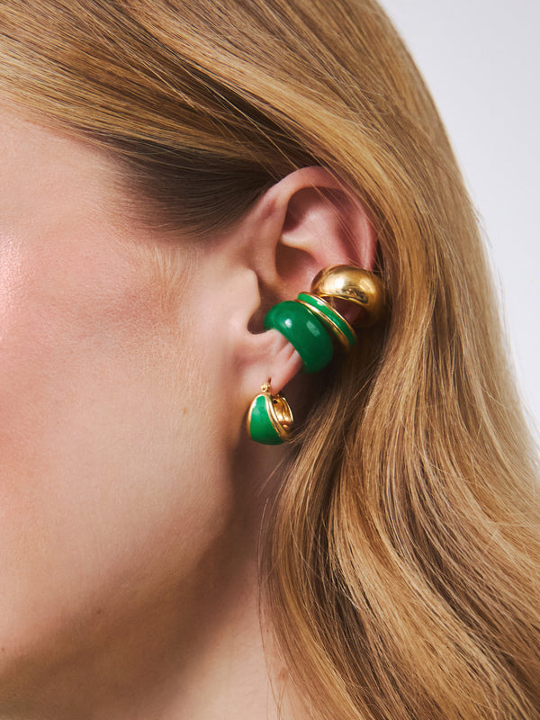 Zielona nauszncia w połączeniu z innymi nausznicami marki Beries i emaliowanymi kolczykami