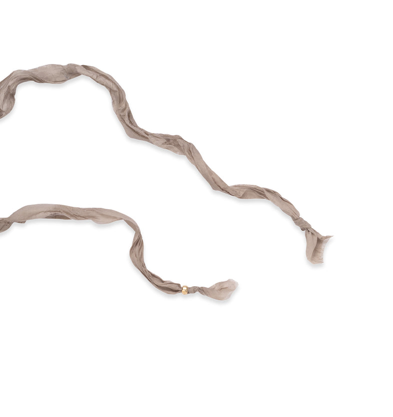  Złote korale z żywicy na beżowej wstążce w kolekcji Splash - widok na zakończenie wstążki 